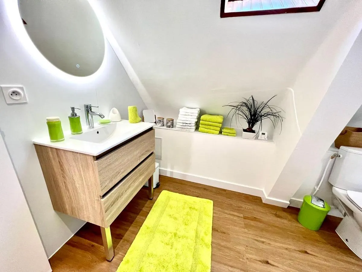 Casa de Férias L Ame Voyageuse, Raffinee, 2-8 Personnes, 15 Min Des Plages Baye